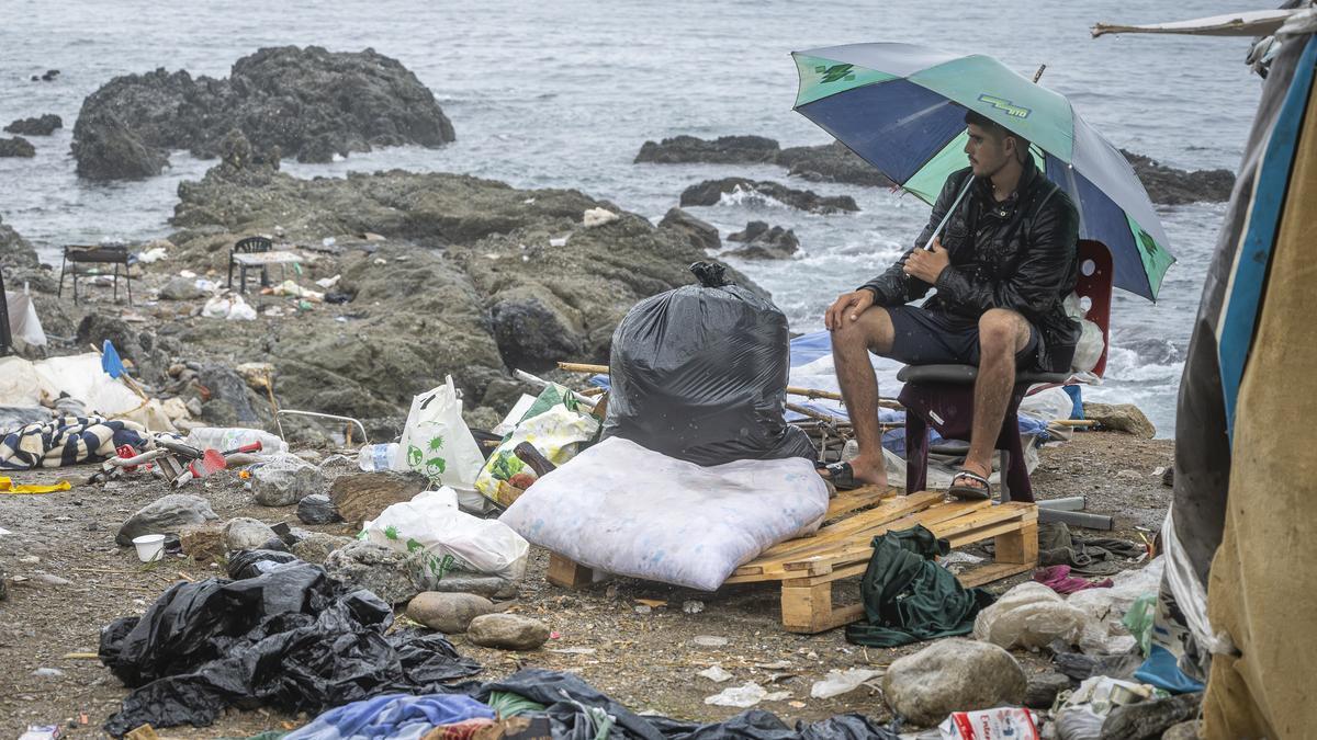 Un migrante, en la playa del Trampolín de Ceuta.