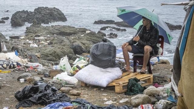 Un migrante, en la playa del Trampolín de Ceuta.