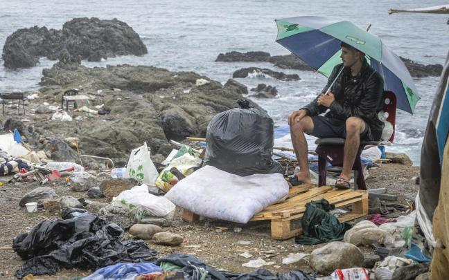Un migrante, en la playa del Trampolín de Ceuta.