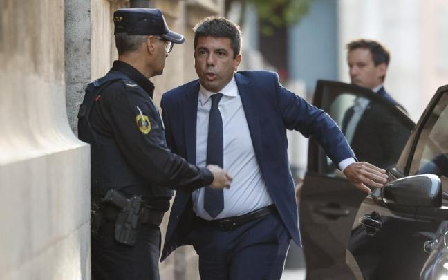 Carlos Mazón, a su llegada ayer al Palau de la Generalitat Valenciana, antes de anunciar su dimisión como president de la Comunidad Valenciana