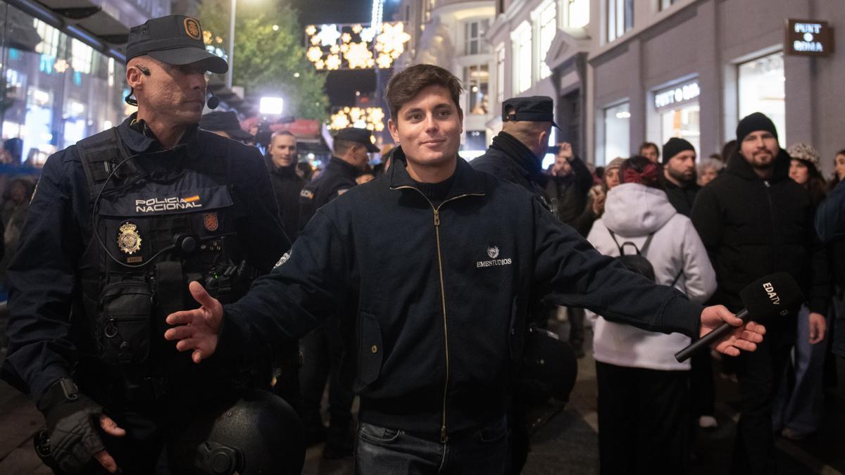 Vito Quiles, durante una concentración por el día de la Eliminación de la violencia contra las Mujeres.