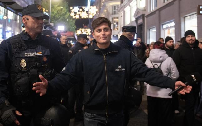 Vito Quiles, durante una concentración por el día de la Eliminación de la violencia contra las Mujeres.