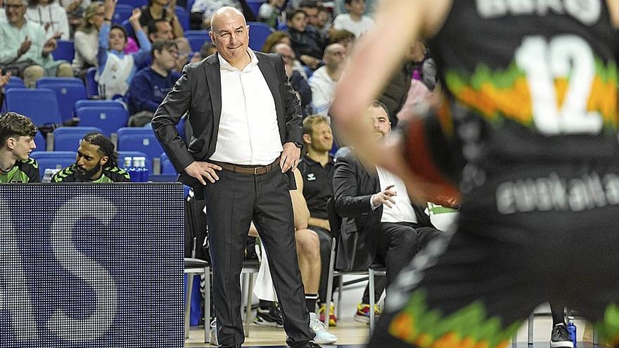 Jaume Ponsarnau sigue de pie un encuentro reciente del Bilbao Basket.