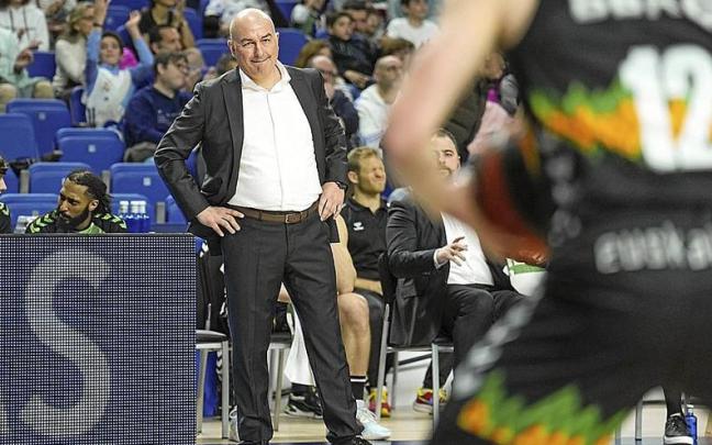 Jaume Ponsarnau sigue de pie un encuentro reciente del Bilbao Basket.