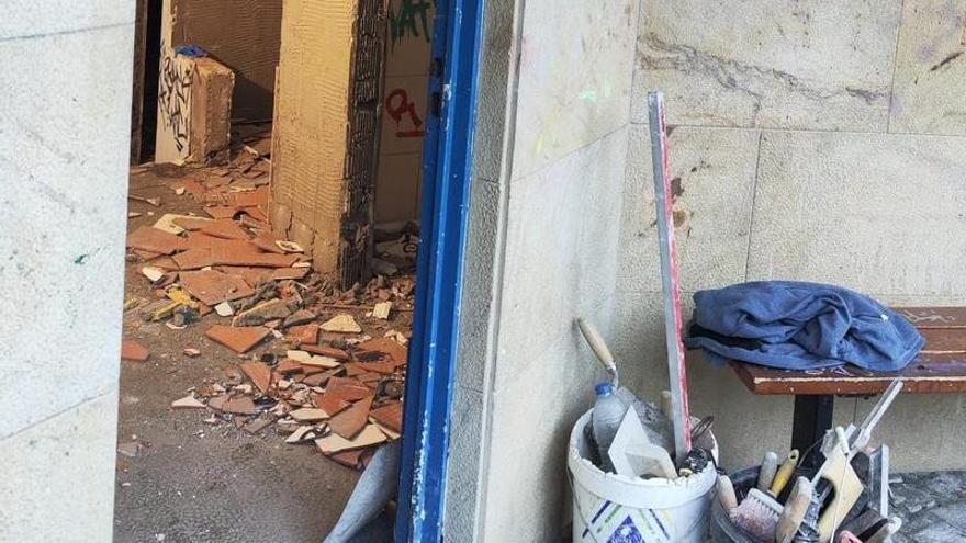 Imagen de las obras que se están ejecutando en los baños públicos de la calle Otalora.
