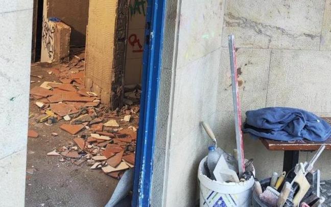 Imagen de las obras que se están ejecutando en los baños públicos de la calle Otalora.