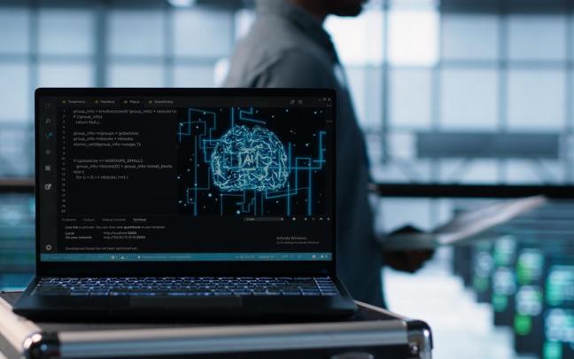 Imagen de un ordenador programando IA