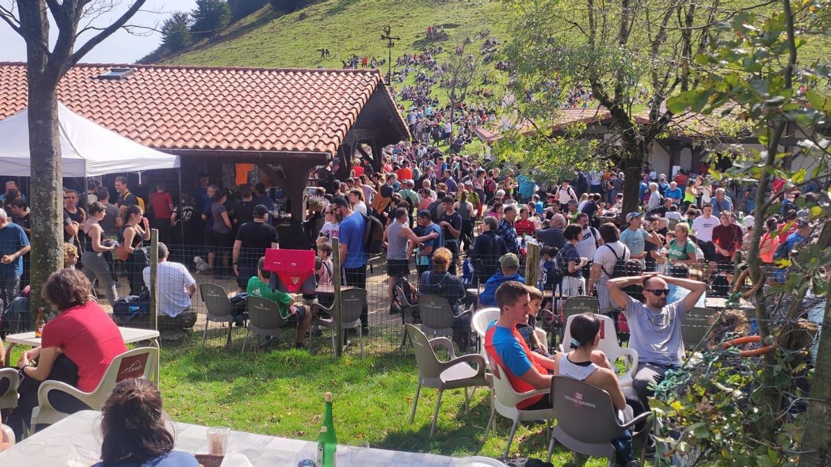 Decenas de personas en el exterior de la borda Antonio en una de las romerías del pasado mes de septiembre, antes de su cierre.