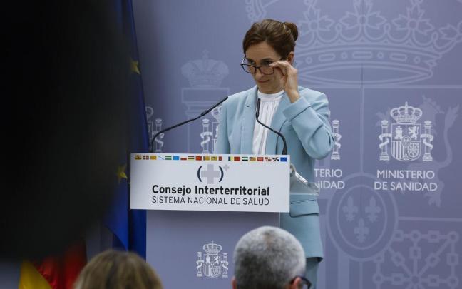 La ministra Mónica García comparece ante los medios.