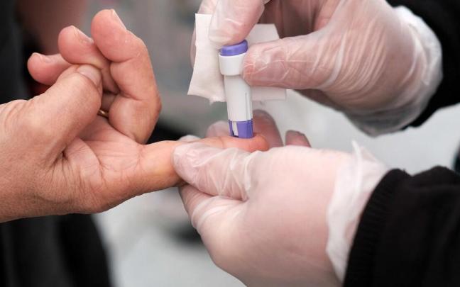 Una farmacéutica hace una prueba de creatinina, en una edición anterior del Día Mundial del Riñón.