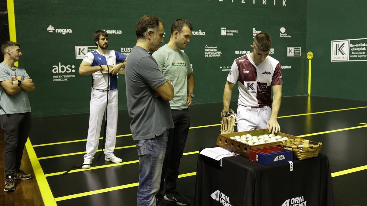 Endika Barrenetxea e Imanol Ansa eligen material para la final del Individual de remonte.