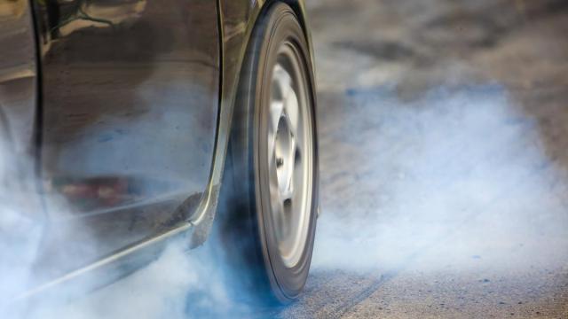 Un coche, pegando un frenazo.