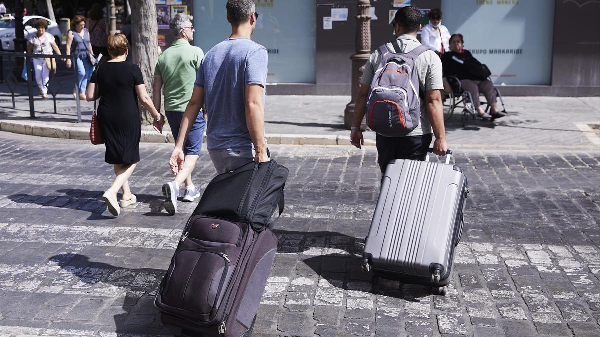 Turistas con sus equipajes.