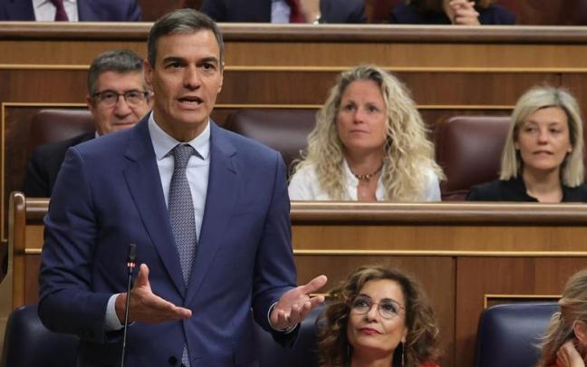 El presidente del Gobierno español, Pedro Sánchez, interviene durante una sesión de control en el Congreso.