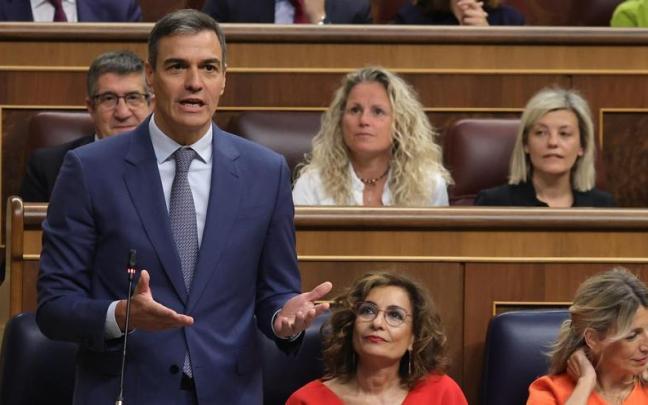 El presidente del Gobierno español, Pedro Sánchez, interviene durante una sesión de control en el Congreso.