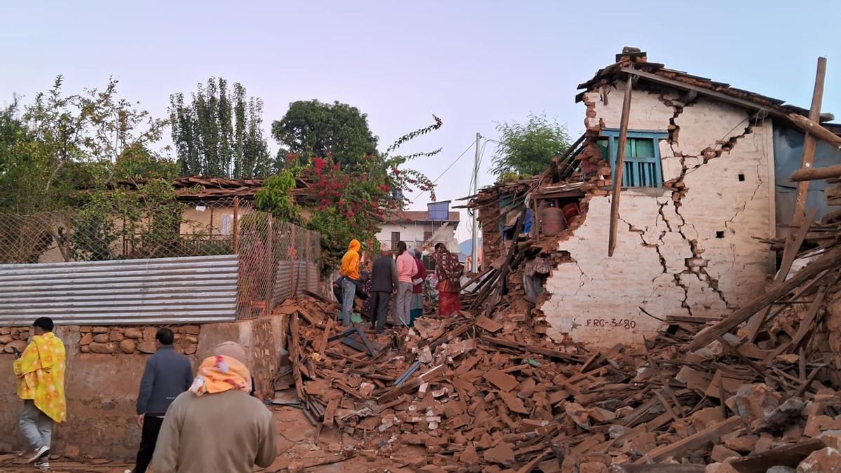 Nepal sufre la sacudida de un terremoto de 6,4 grados, que deja más de un centenar de muertos.