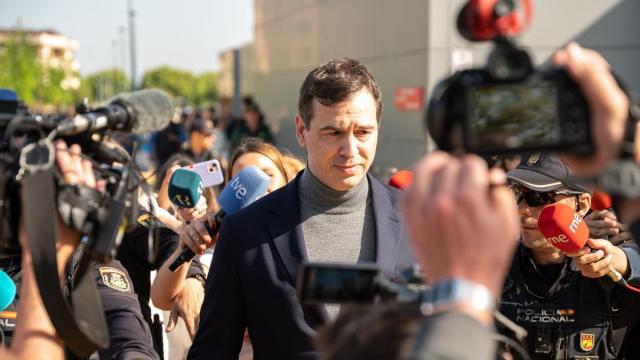 El hermano de Pedro Sánchez, David Sánchez, sale tras declarar en calidad de investigado en el juzgado de Badajoz. / EFE El hermano de Pedro Sánchez, David Sánchez, sale tras declarar en calidad de investigado en el juzgado de Badajoz.