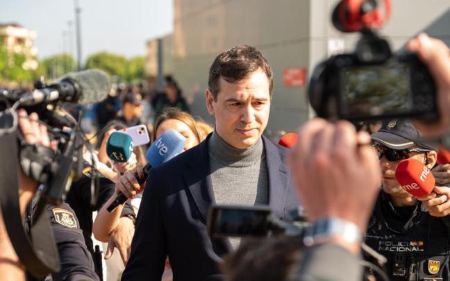 El hermano de Pedro Sánchez, David Sánchez, sale tras declarar en calidad de investigado en el juzgado de Badajoz.