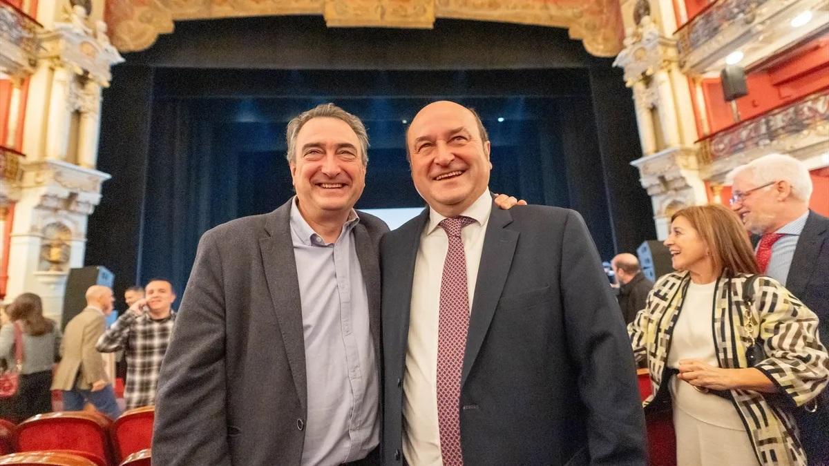 Aitor Esteban y Andoni Ortuzar, el pasado 26 de enero durante la gala de los Premios Sabino Arana en Bilbao.