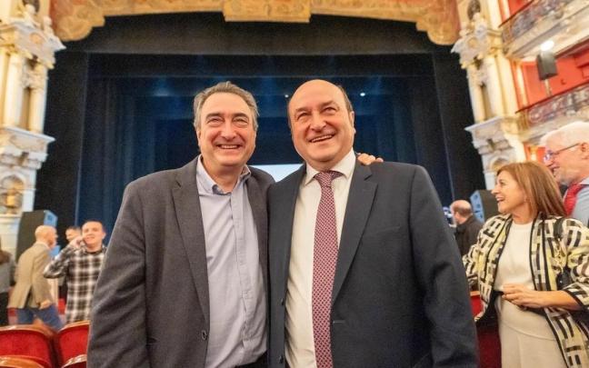 Aitor Esteban y Andoni Ortuzar, el pasado 26 de enero durante la gala de los Premios Sabino Arana en Bilbao.