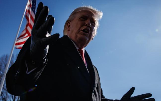 Donald Trump atiende a los medios antes de abandonar la Casa Blanca.