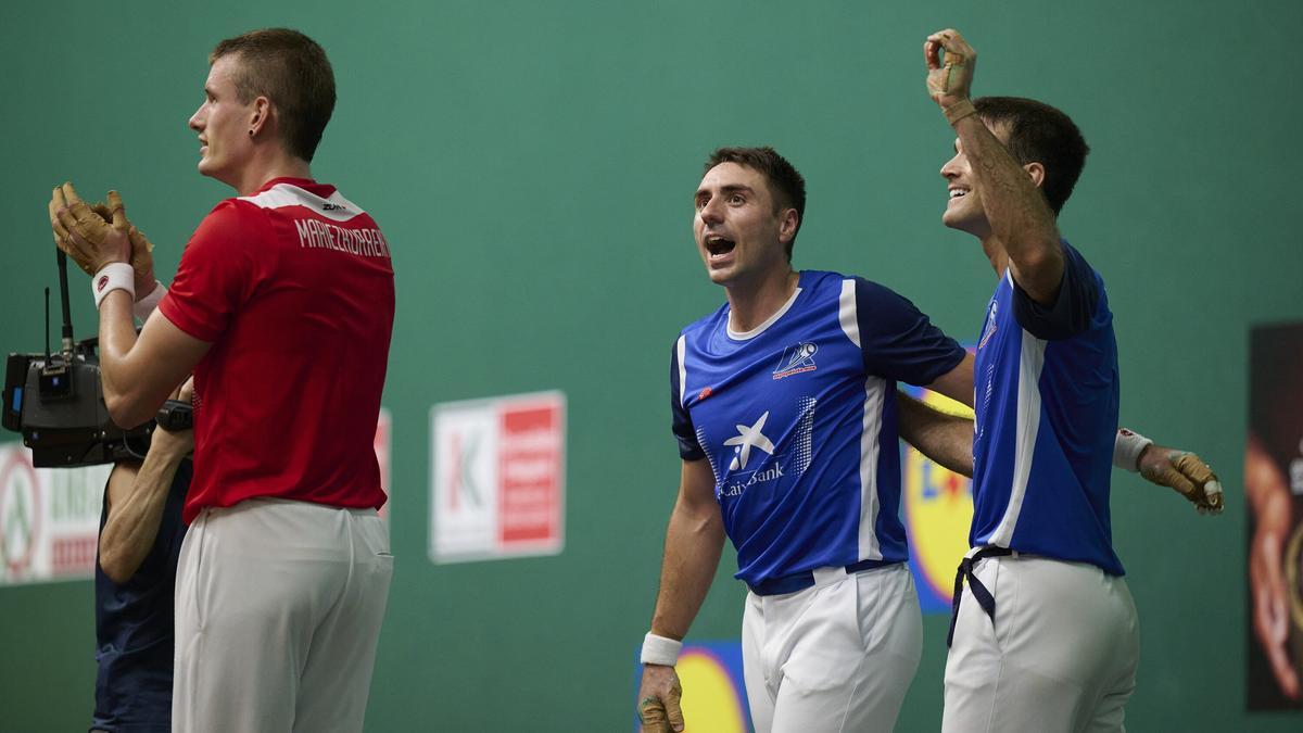Peio Etxeberria y Zabaleta, campeones del Torneo San Fermín al apabullar a Peña II-Mariezkurrena II en el Labrit.