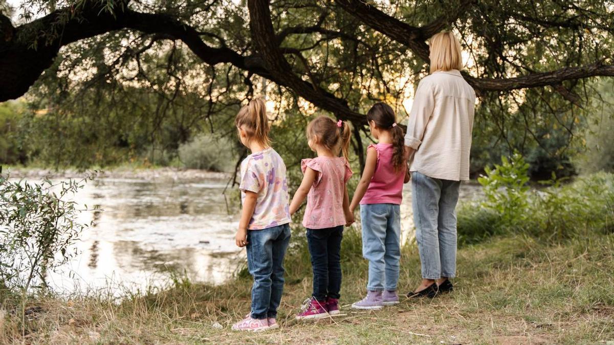 Una mujer junto a sus tres hijas menores