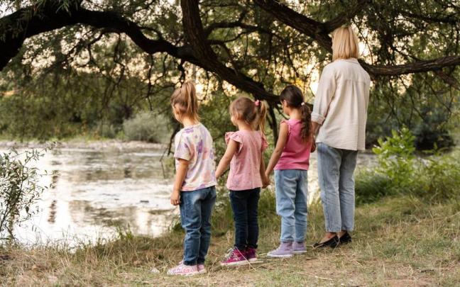 Una mujer junto a sus tres hijas menores
