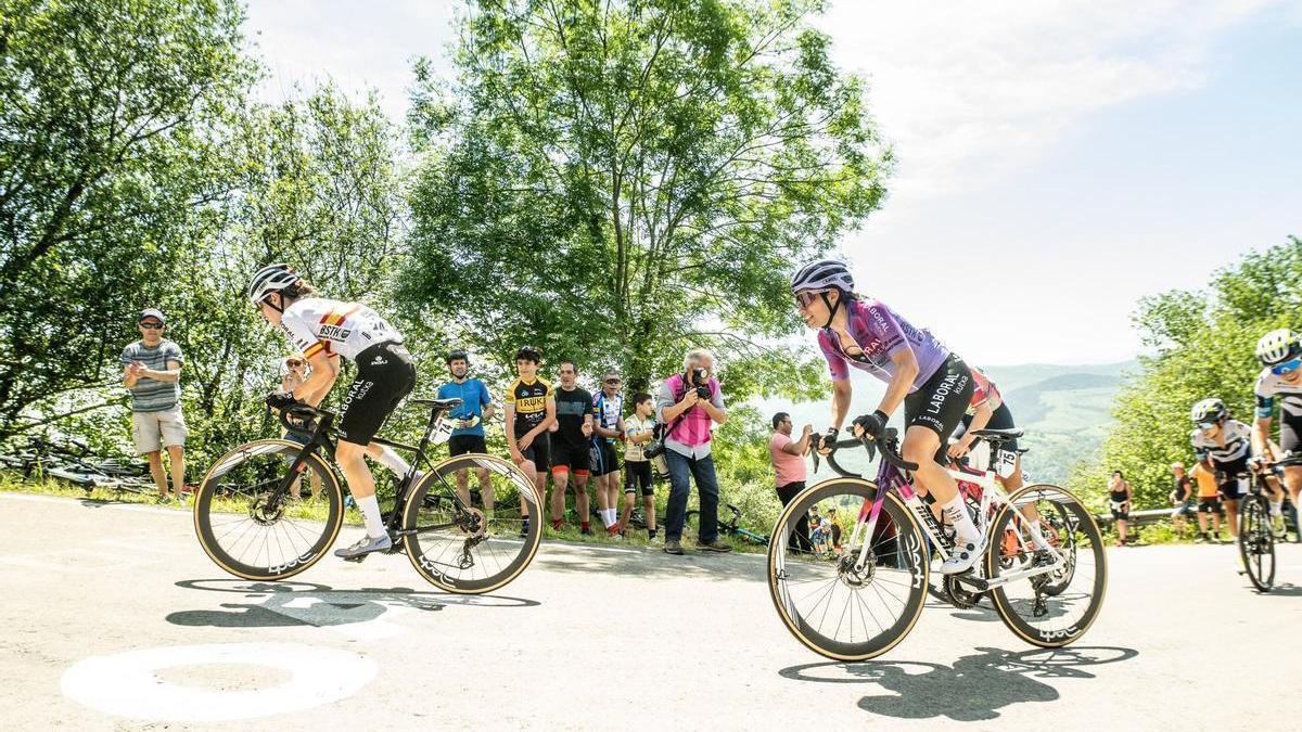Usoa Ostolaza y Ane Santesteban, durante una etapa de la Itzulia Women.