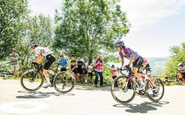 Usoa Ostolaza y Ane Santesteban, durante una etapa de la Itzulia Women.