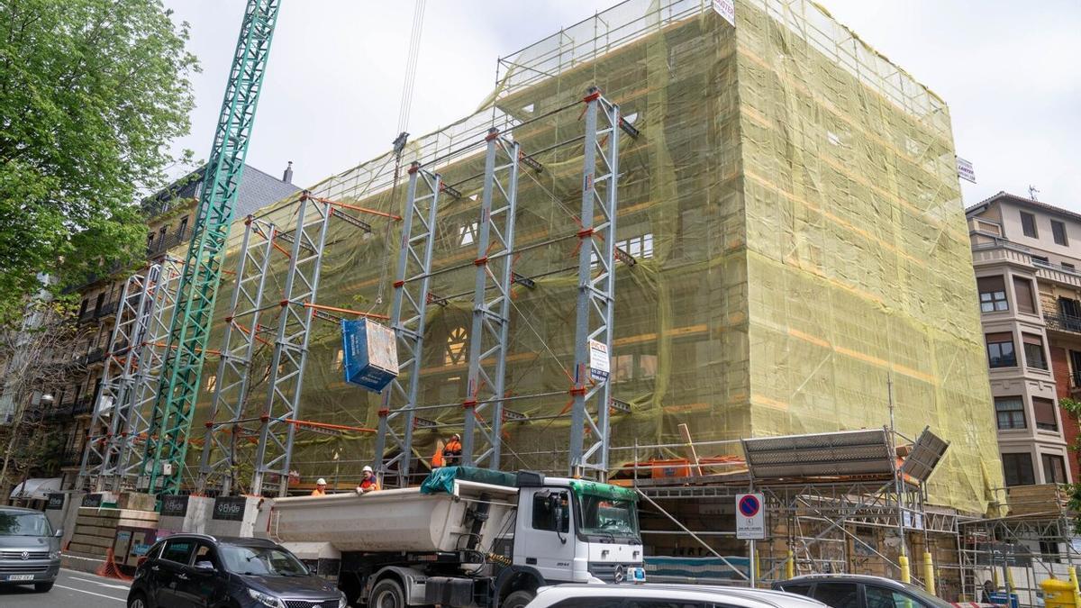 El nombre del Bellas Artes, en la imagen con andamios, volvi&oacute; a salir a relucir en el debate plenario