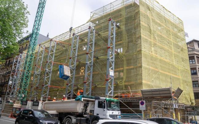 El nombre del Bellas Artes, en la imagen con andamios, volvi&oacute; a salir a relucir en el debate plenario