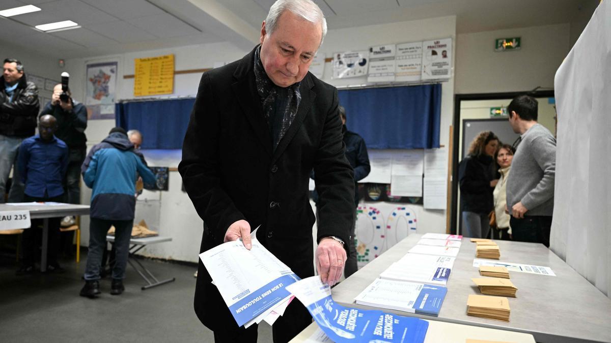 El político francés Jean-Luc Moudenc vota en las elecciones municipales de marzo.