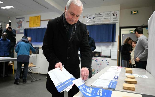 El político francés Jean-Luc Moudenc vota en las elecciones municipales de marzo.