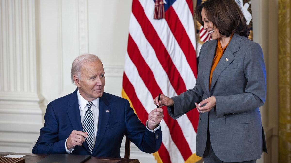 Joe Biden y Kamala Harris durante la firma de la orden.