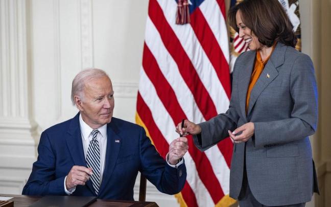 Joe Biden y Kamala Harris durante la firma de la orden. Joe Biden y Kamala Harris durante la firma de la orden.