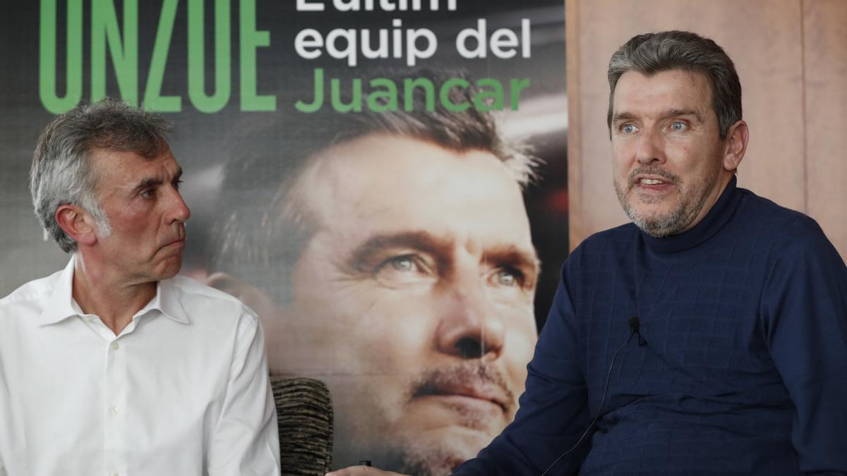 El exfutbolista y exentrenador Juan Carlos Unzué (d), junto al periodista Xavi Torres, director del documental "Unzué. El último equipo de Juancar", que se ha estrenado este lunes en el XXVI Festival de Cine en Español de Málaga