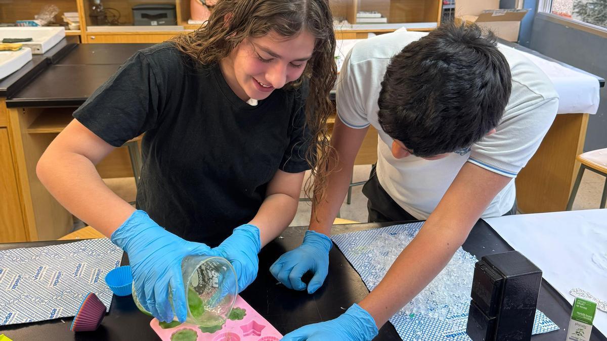 Alumnado de La Milagrosa de Laudio elaborando los jabones