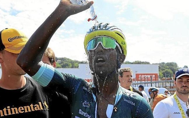 Biniam Girmay se refresca tras la victoria. / EFE Biniam Girmay se refresca tras la victoria.