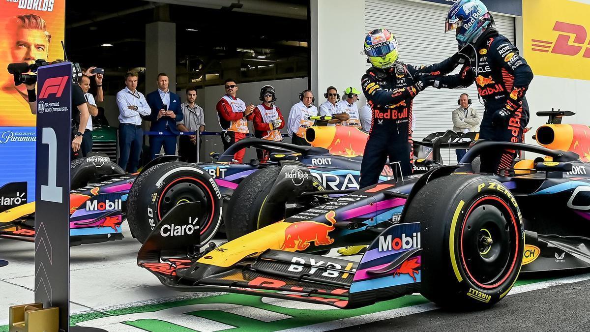 Verstappen y Sergio Pérez se saludan tras finalizar la carrera en Miami.