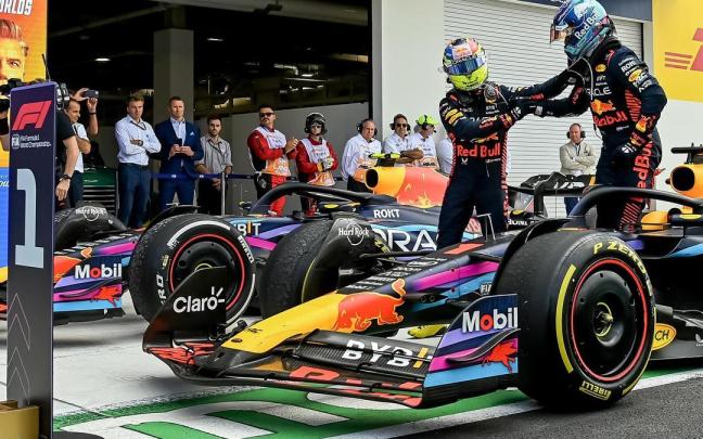 Verstappen y Sergio Pérez se saludan tras finalizar la carrera en Miami.
