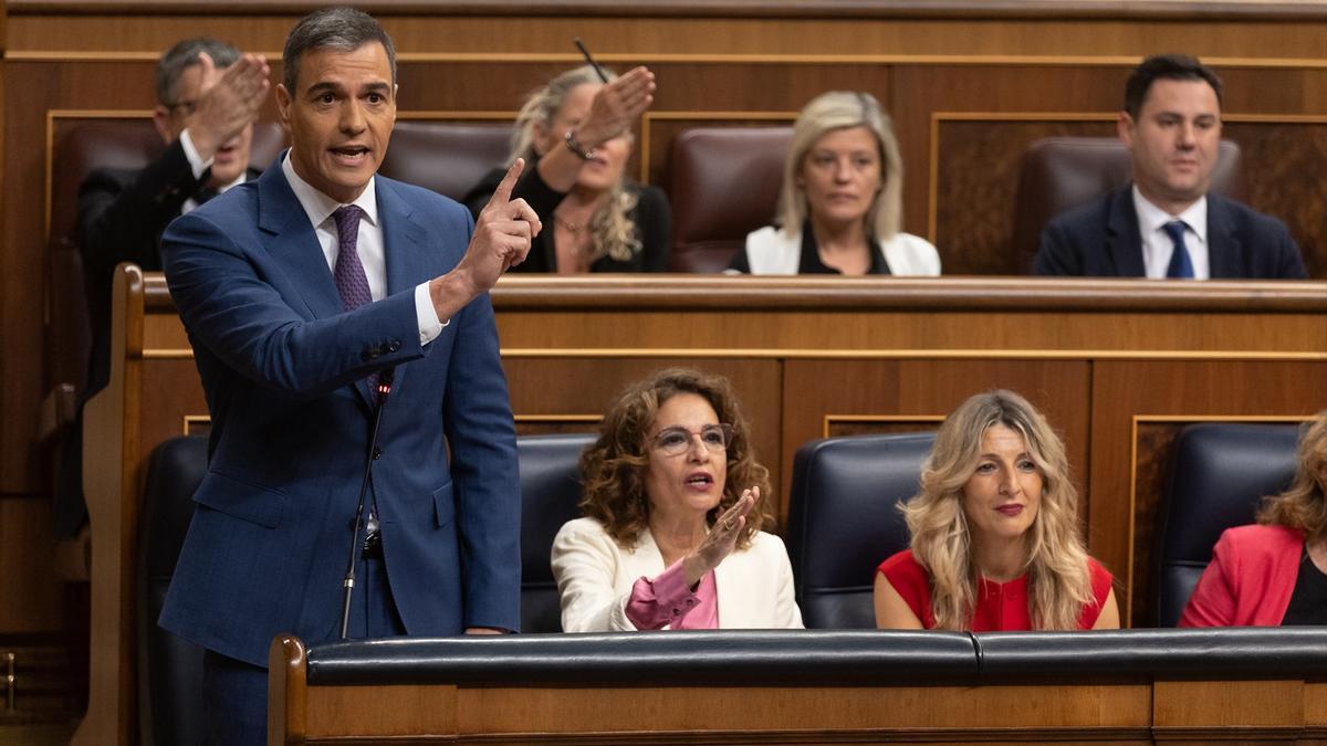 Sánchez interviene durante una sesión de control.