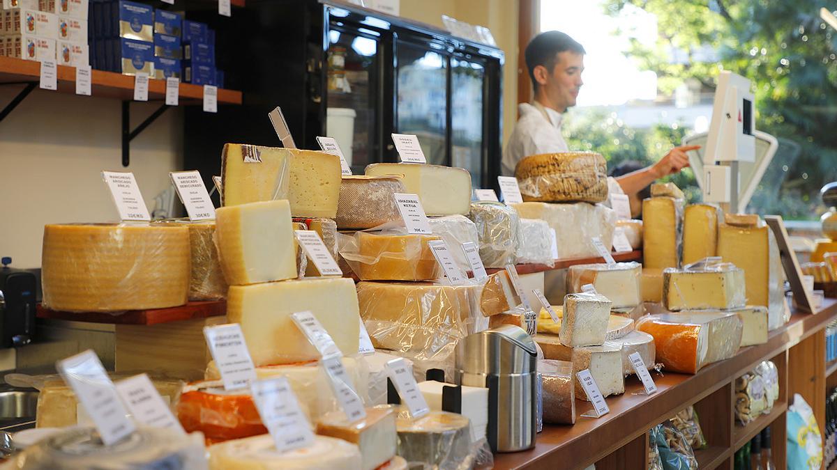 En La Visionaria ofrecen 80 tipos de quesos de orígenes muy diversos.