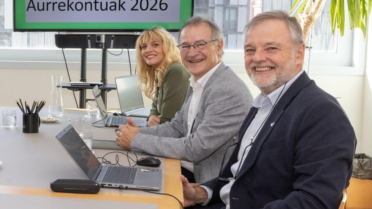El rector Joxerramon Bengoetxea, junto con la vicerrectora del Campus de Bizkaia y Comunicación, Estitxu Garai, y el gerente, Javier Varona
