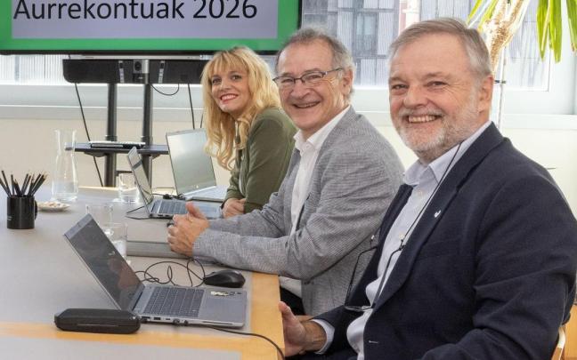 El rector Joxerramon Bengoetxea, junto con la vicerrectora del Campus de Bizkaia y Comunicación, Estitxu Garai, y el gerente, Javier Varona