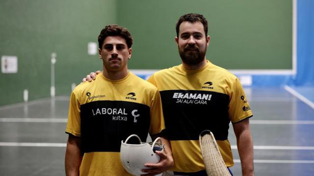 Thomas Urrutia y Julen del Río, en el frontón del Club Deportivo.