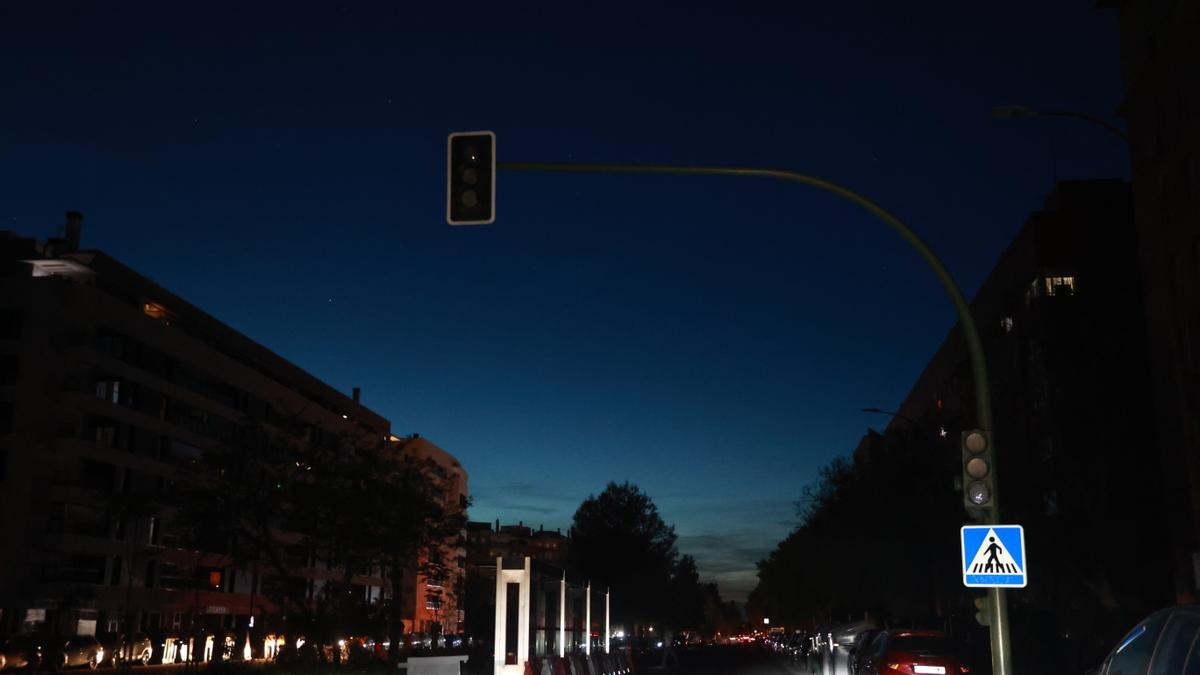 Una calle de Sevilla permanecía sin luz al caer la noche.