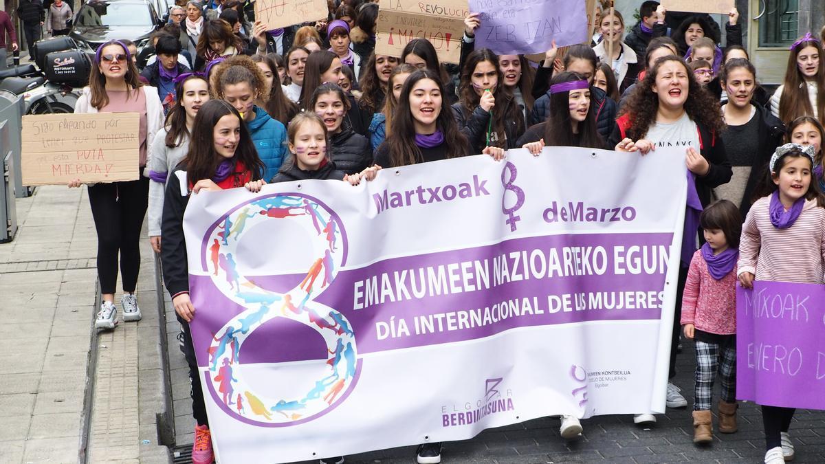 Manifestación por los derechos de las mujeres y la igualdad por las calles de Elgoibar