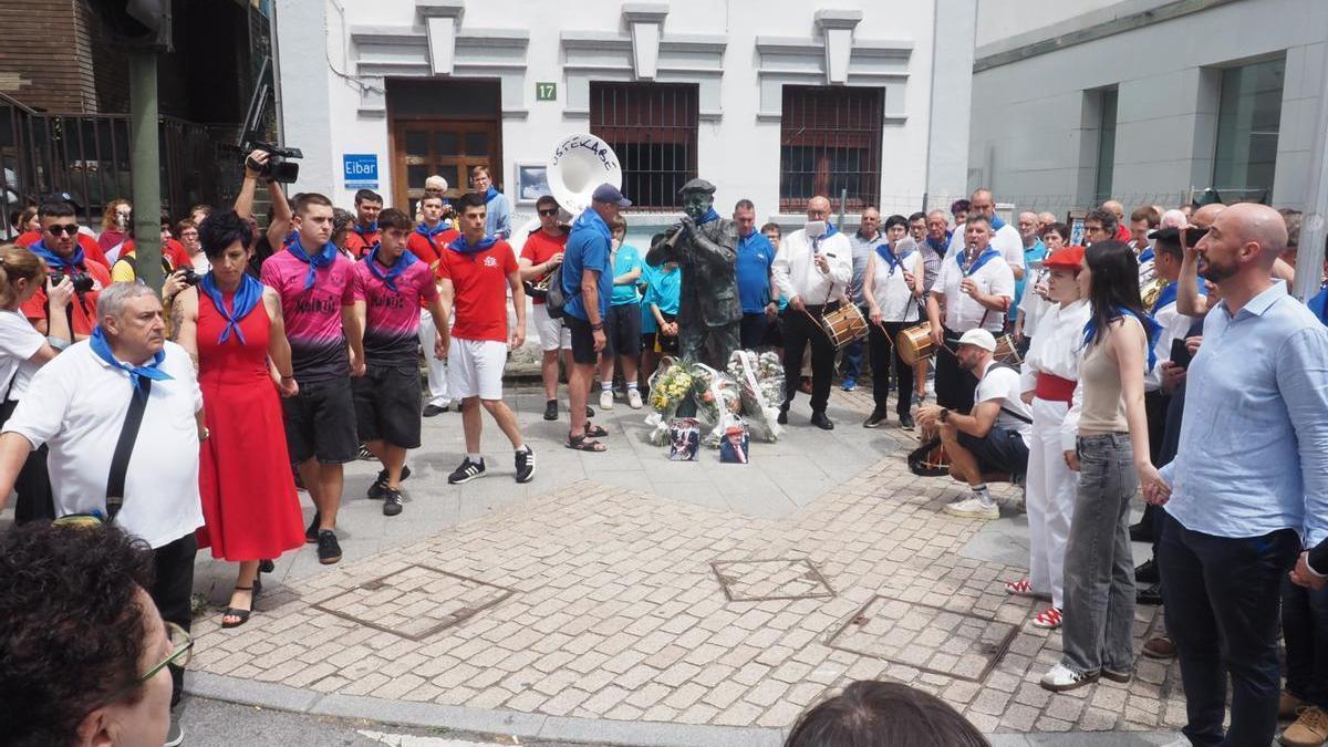 El recuerdo a los gaiteros fallecidos este último año ha estado muy presente en el inicio de las fiestas de Eibar