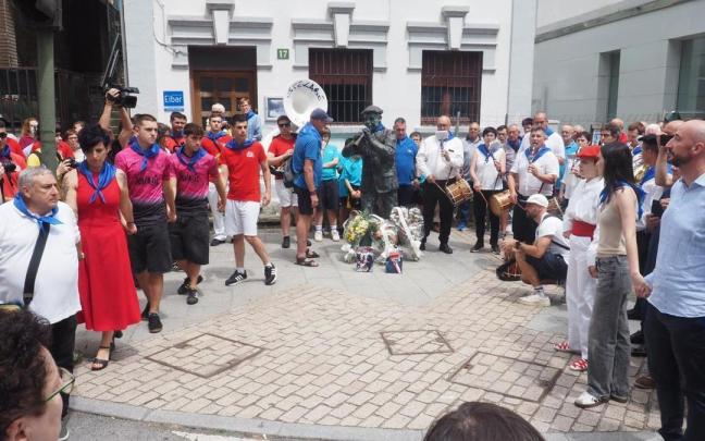 El recuerdo a los gaiteros fallecidos este último año ha estado muy presente en el inicio de las fiestas de Eibar